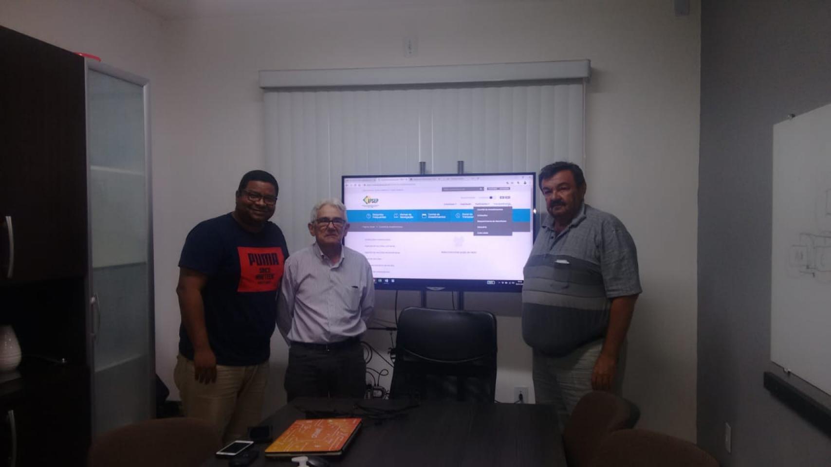 Treinamento sobre implantação da página do Instituto